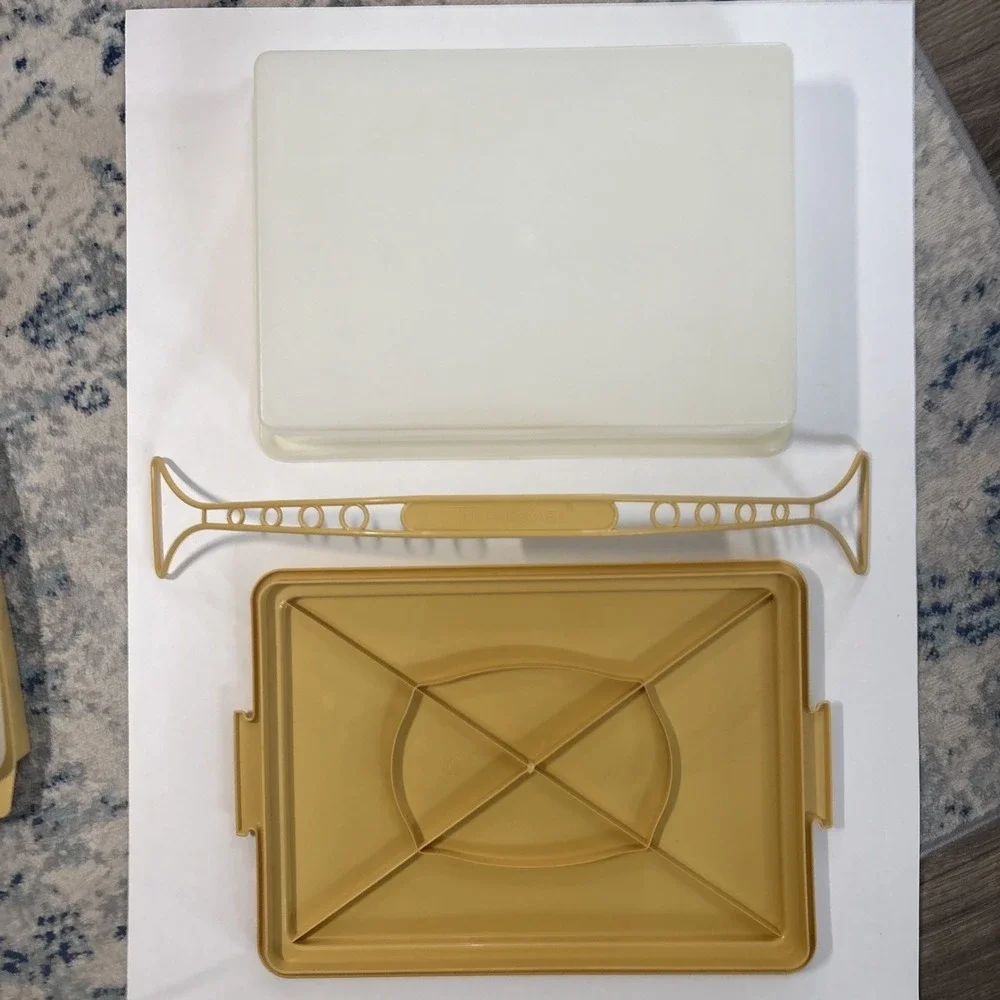 Tupperware Rectangular Cake Taker W/Handle Gold 15